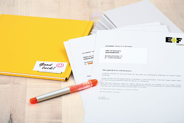 The translation of "Abdecketiketten auf Briefumschlägen" into Swedish is "Adressetiketter på kuvert.