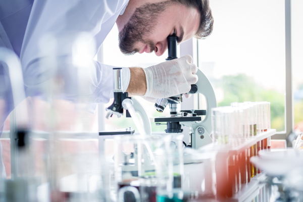 The translation of "Mann im Labor" from German to Swedish is "Man i labbet.