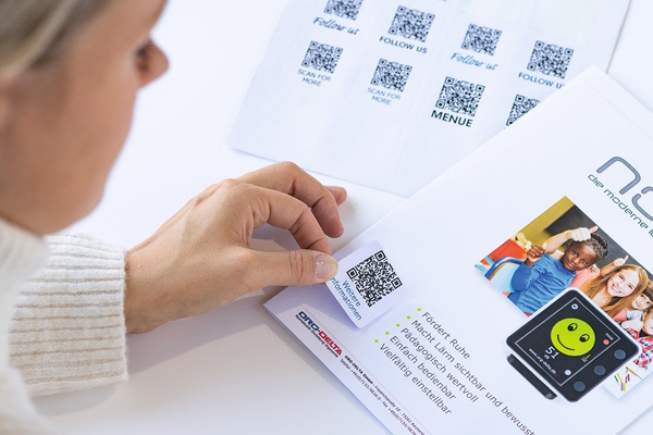 Translation: "Användning av QR-kodsetiketter på informationsbroschyr