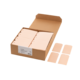 Eine offene Kartonbox mit mehreren rosa Etiketten und vier einzelnen Etiketten daneben.