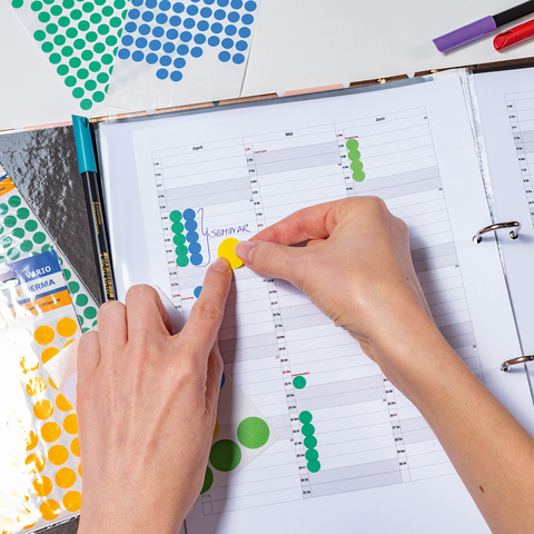Kalender mit den Monaten August, September und Oktober, wobei ein Finger auf den 6. September zeigt, der mit einer roten Markierung hervorgehoben ist.