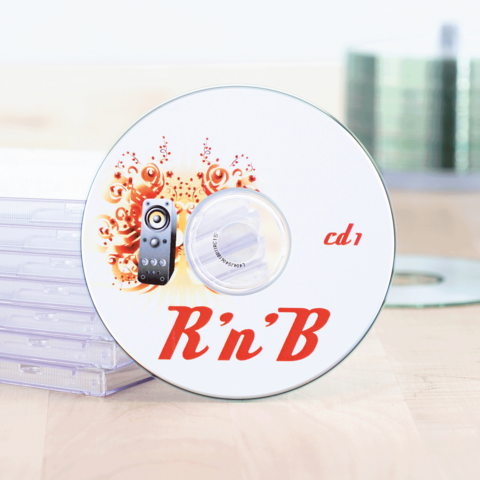 R'n'B CD mit dekorativem Design, beschriftet mit "cd 1", liegt auf einem Tisch neben transparenten CD-Hüllen.