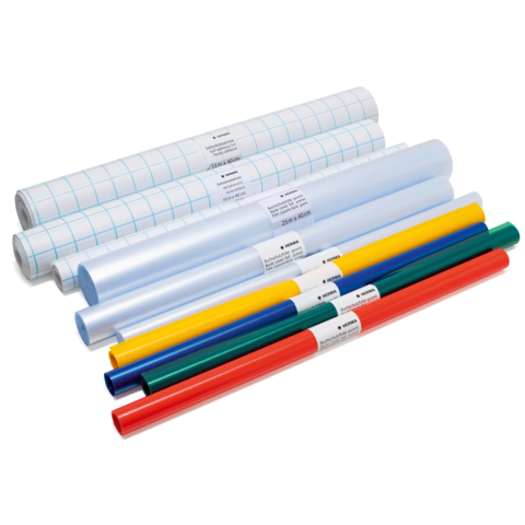 Mehrere Rollen farbiger Folien in verschiedenen Farben, darunter Blau, Grün, Gelb und Rot, sowie einige transparente Rollen mit Gittermuster.