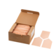 Karton mit mehreren rosa Etiketten, einige Etiketten liegen außerhalb der Box.