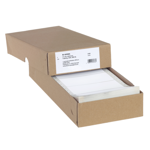 Eine geöffnete Kartonverpackung mit mehreren weißen Blättern darin, beschriftet mit Produktinformationen.