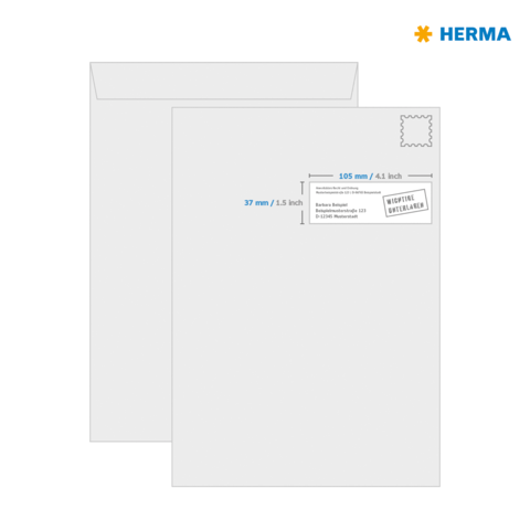 Weißer Umschlag mit einem Sichtfenster und einem Briefmarkenfeld, Maße und Adresse sind eingezeichnet. Marke von HERMA.