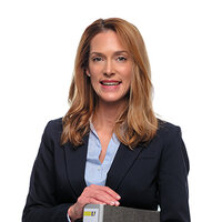 En kvinna med en mapp under armen