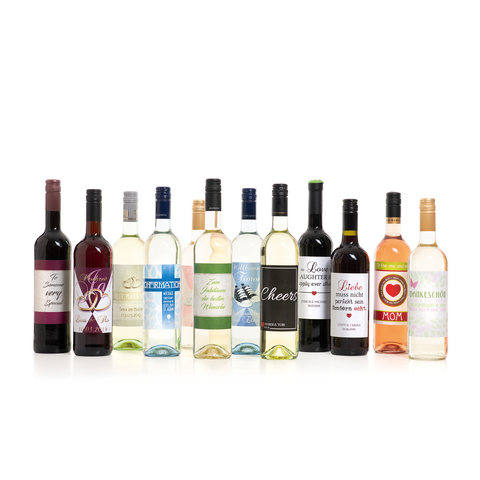 Sechs Flaschen Wein in verschiedenen Farben: Rosé, Rot, Weiß und ein Blush. Jede Flasche hat ein etikettiertes Design mit Jahrgangsinformationen.
