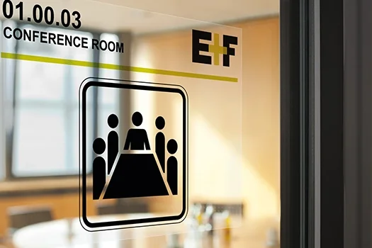 Transparentes Etikett auf Glasscheibe eines Konferrenzraumes