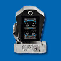 En digital enhet med en pekskärm som visar olika mätvärden, inklusive temperatur och tryck.