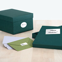 Klistermärken i guld och silver på presentförpackningar och kuvert