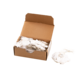 Eine offene Kartonbox mit einer Vielzahl von weißen Etiketten und einem Stapel unbenutzter Etiketten daneben.