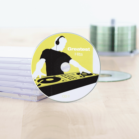 CD med titeln 'Greatest Hits', avbildad på ett bord, omgiven av tomma CD-fodral.