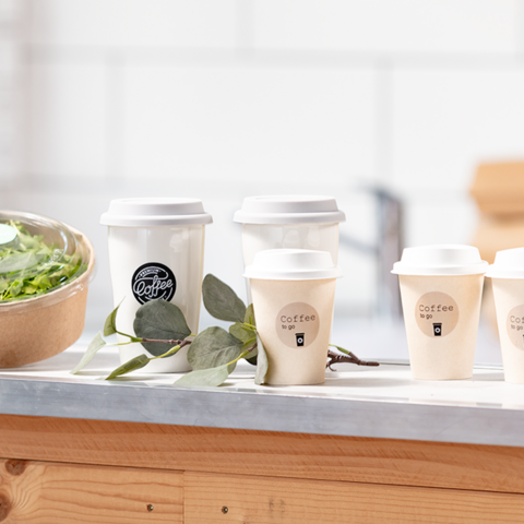 Eine Person hält einen beschrifteten Umschlag mit dem Namen "Michael Gerd" und weiteren leeren Umschlägen im Hintergrund.