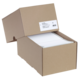 Braune Kartonbox mit geöffnetem Deckel, gefüllt mit weißen Blättern. Ein Etikett auf der Vorderseite zeigt Produktinformationen.