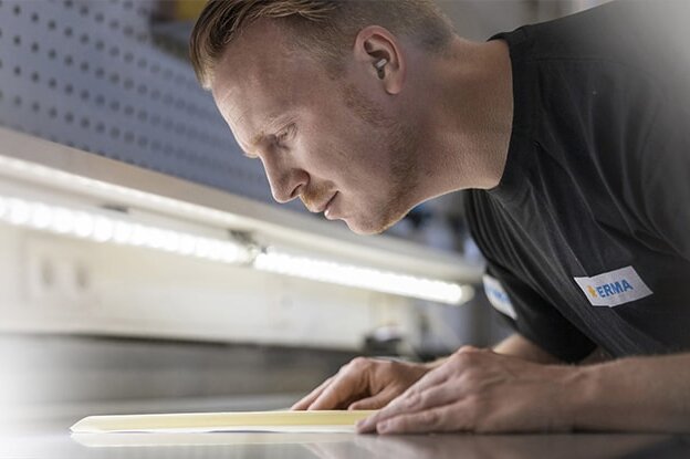 Translation: "Medarbetare vid etikettgranskning