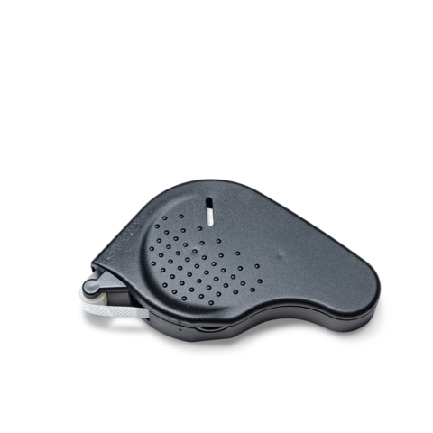 Ein schwarzes, kompaktes Gerät mit einer perforierten Oberfläche, das wahrscheinlich ein tragbarer Lautsprecher oder ein ähnliches Audiogerät ist.