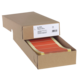 Braune Kartonverpackung mit roten Etiketten, die teilweise herausgezogen sind. Auf dem Etikett sind Produktinformationen zu sehen.
