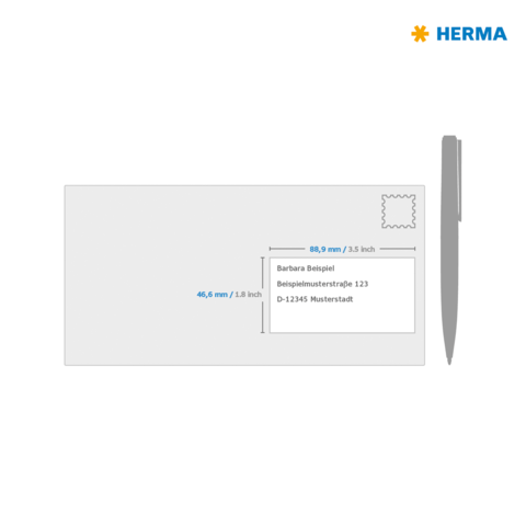 Postkarte mit Adressfeld, Maße und Platz für Briefmarke. Enthält Beispieladresse und die Marke "HERMA".