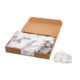 Ein Karton mit vielen weißen Karteikarten, einige liegen lose daneben. Die Karten sind leer und bereit für Notizen oder Beschriftungen.