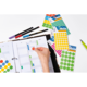 Ein offenes Notizbuch mit einem Kalender, auf dem bunte Aufkleber platziert werden. Stifte und zusätzliche Aufkleberblätter sind sichtbar.