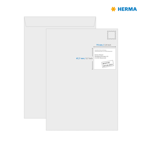 Ein weißer Umschlag mit einem Aufkleber, der Maße und eine Adresse zeigt. Oben rechts befindet sich ein Platz für eine Briefmarke.
