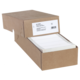 Braune Kartonbox mit geöffnetem Deckel, gefüllt mit weißen, unbedruckten Etiketten auf Blättern.