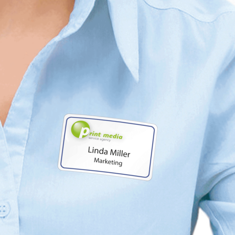 Ein Namensschild an einer blauen Bluse zeigt den Namen "Linda Miller" und die Position "Marketing" für die Agentur Print Media.