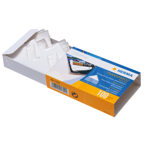 Verpackung mit 100 transparenten Etiketten von HERMA, teilweise geöffnet, zeigt die Etiketten und das Design der Verpackung.