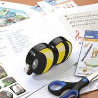 Klisterbi vid pyssel och klisterarbete