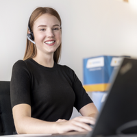 HERMA medarbetare som pratar i telefon