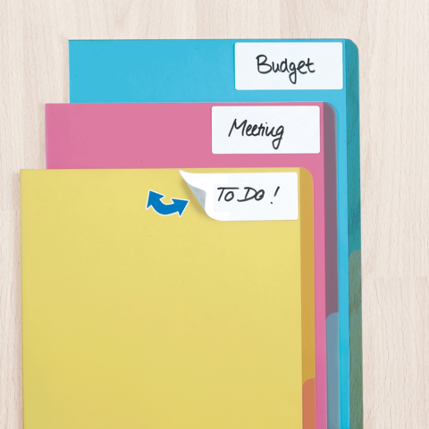 Bunte Ordner mit Beschriftungen: "Budget", "Meeting" und "To Do!" auf einem hellen Tisch.