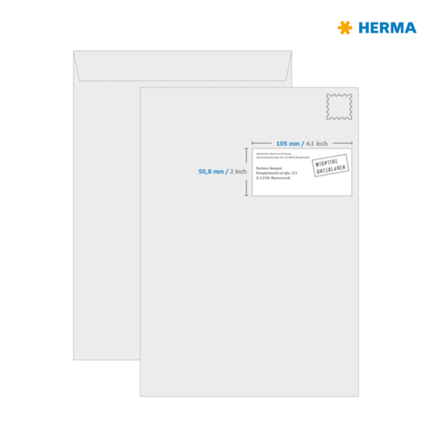 Ein grauer Umschlag mit einem Adressfeld und einem Briefmarkenbereich, Maße sind angegeben: 105 mm x 50,8 mm. Marke von HERMA.