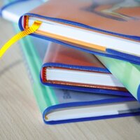 Stapel av böcker med bokskydd