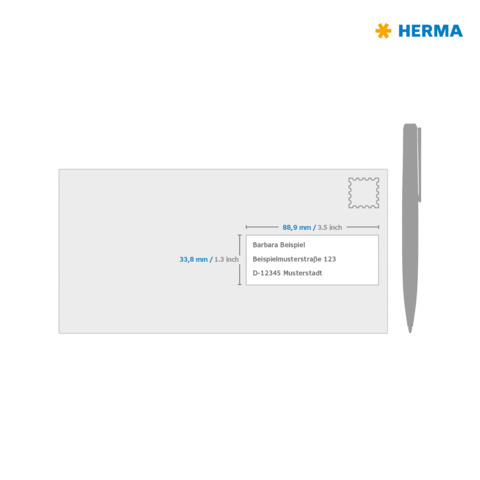 Postkarte mit Abmessungen und Beispieladresse, einschließlich Name, Straße und Postleitzahl. Oben rechts ist ein Platz für eine Briefmarke.