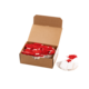Eine offene Kartonbox mit roten und weißen Etiketten sowie einer kleinen Menge zusätzlicher Etiketten auf der Seite.