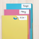 Bunte Ordner in einer Stapelung, beschriftet mit "Budget", "Meeting" und "To Do!" auf einem hellen Hintergrund.