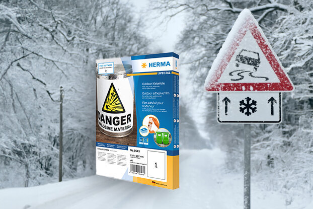En frusen vägskylt med varning för halka, bredvid ett produktpaket för salt i en snöig miljö.