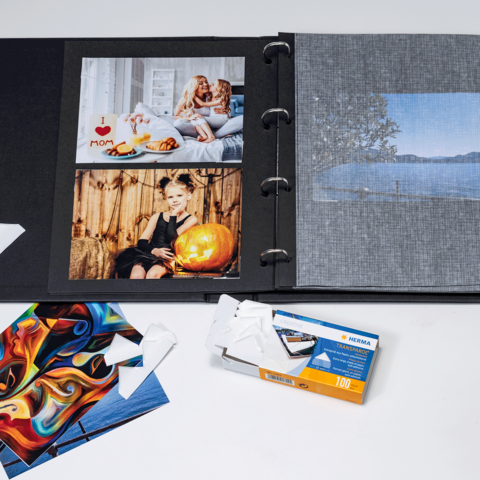 ett fotoalbum med flera bilder, inklusive porträtt och landskap, samt några lösa fotokort och en filmförpackning.