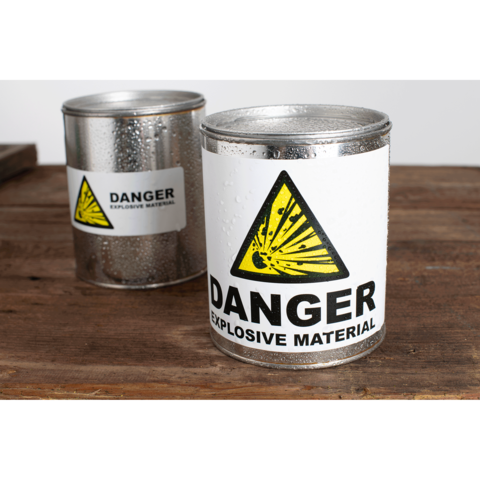 Gefäße mit Warnaufkleber für explosive Materialien, gekennzeichnet mit einem gelben Gefahrensymbol und dem Text "DANGER EXPLOSIVE MATERIAL".