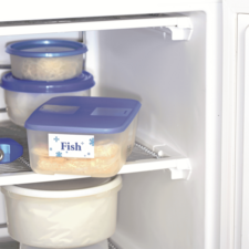 Verschiedene Lebensmittelbehälter im Gefrierschrank, darunter ein Behälter mit der Aufschrift "Fisch".